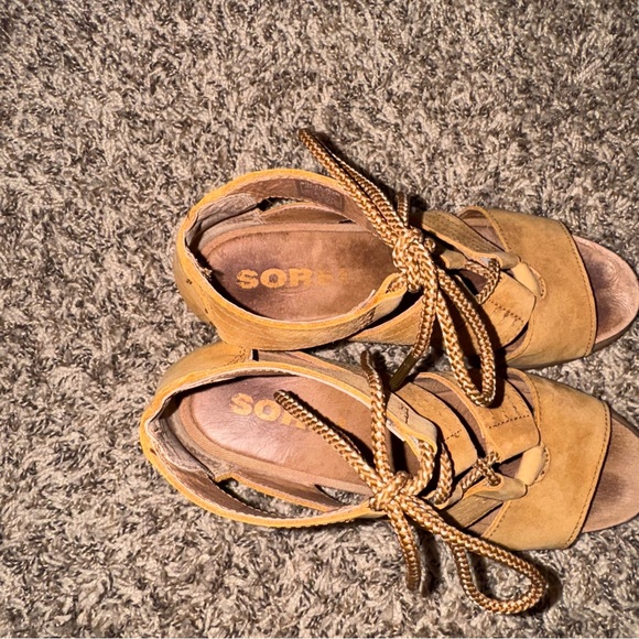 SOREL Women's 8.5 Tan Joanie II Lace Wedge Sandals - Picture 4 of 9